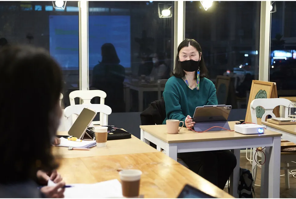 지난해 가을 부산에서 부산 청년단체 ‘레코드 노이즈’와 진행했던 글쓰기 워크숍 ‘에세이 마라톤’의 장면. 부산문화재단 제공