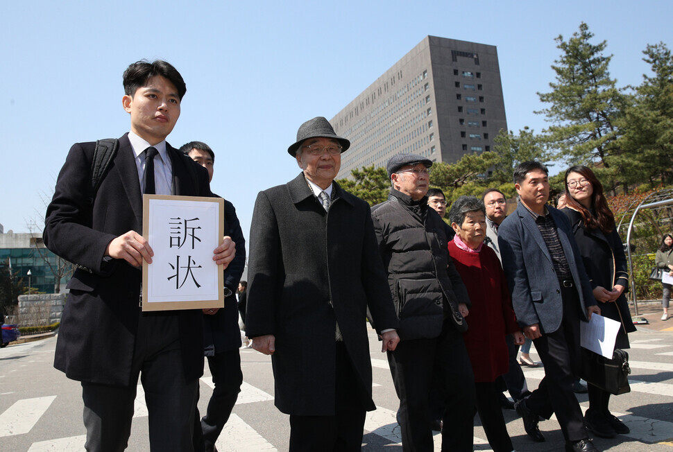 This photo from April 4, 2019, shows Kim Han-su, a victim of Japan’s mobilization of forced labor during WWII, heading to the courthouse to file an additional suit seeking damages. (Kim Bong-gyu/The Hankyoreh)