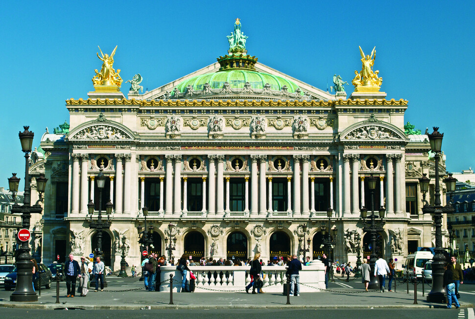 프랑스 제2제정 양식의 결정으로 평가되는 파리 오페라하우스(1861~1874). 19세기 귀족과 부르주아의 욕망에 효과적으로 대응한 절충주의를 보여주는 건축물로 꼽는다.