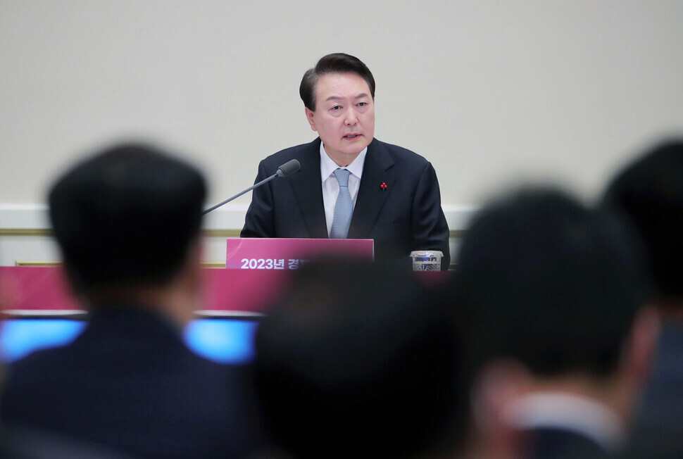President Yoon Suk-yeol speaks at an emergency economics and livelihoods meeting on Dec. 21 at the Blue House guest house in Seoul. (presidential office pool photo)