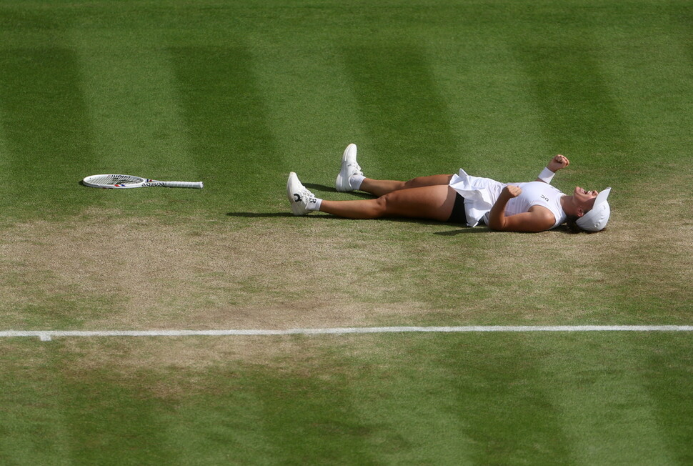 It is also cheering on the grass after defeating Umanda Animoba (USA) in the Wimbledon Women's Singles Finals held at the All England Club in London, England on the 12th (local time). London/EPA Yonhap News