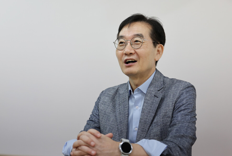 이혜정 중앙대 교수(정치국제학)가 2025년 9월17일 오후 한겨레21과 인터뷰하고 있다. 신소영 기자