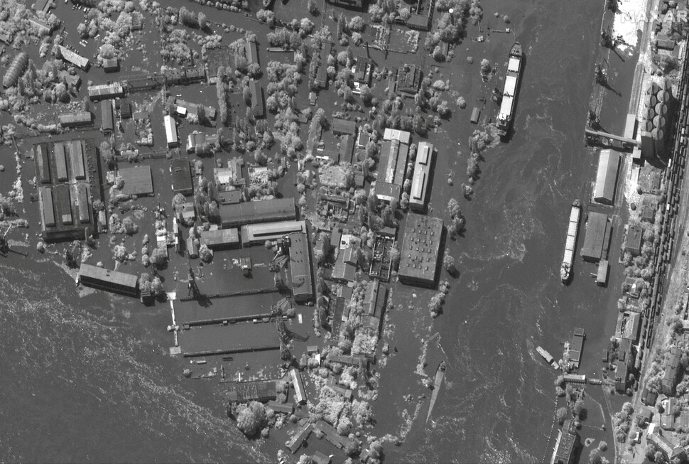 Una imagen satelital proporcionada por Barix Technologies muestra la represa Kahuka en Kherson, Ucrania, después de que estalló e inundó el área circundante.  Reuters Yonhap Noticias