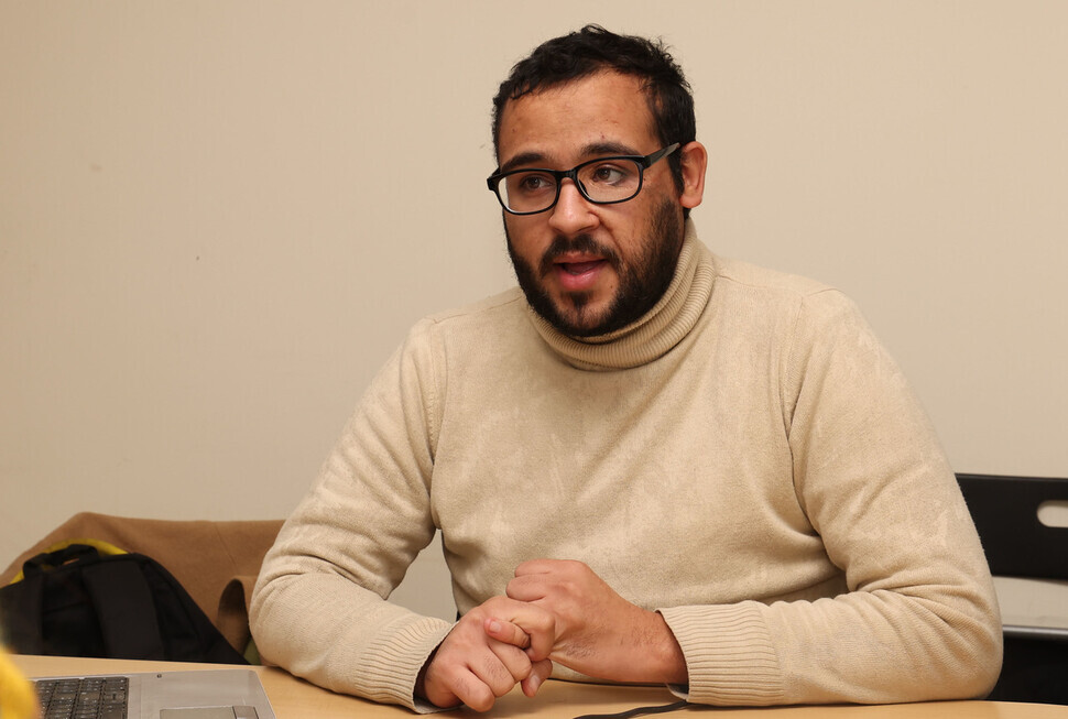 Saleh, a 27-year-old Palestinian refugee from the Gaza Strip, speaks to the Hankyoreh at the paper’s office in Seoul’s Mapo District on Dec. 3. (Baek So-ah/The Hankyoreh)