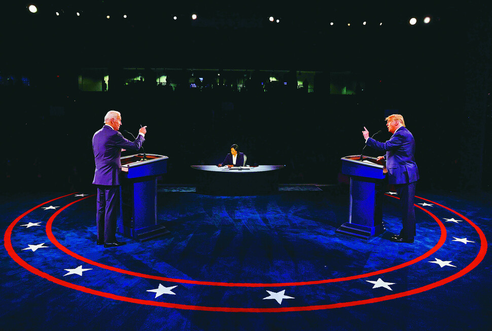 도널드 트럼프(오른쪽)와 조 바이든(왼쪽)이 2020년 대선을 앞둔 10월22일(현지시각) 테네시주 내슈빌 벨몬트대에서 대선 전 마지막 텔레비전 토론을 하고 있다. 내슈빌/로이터 연합뉴스