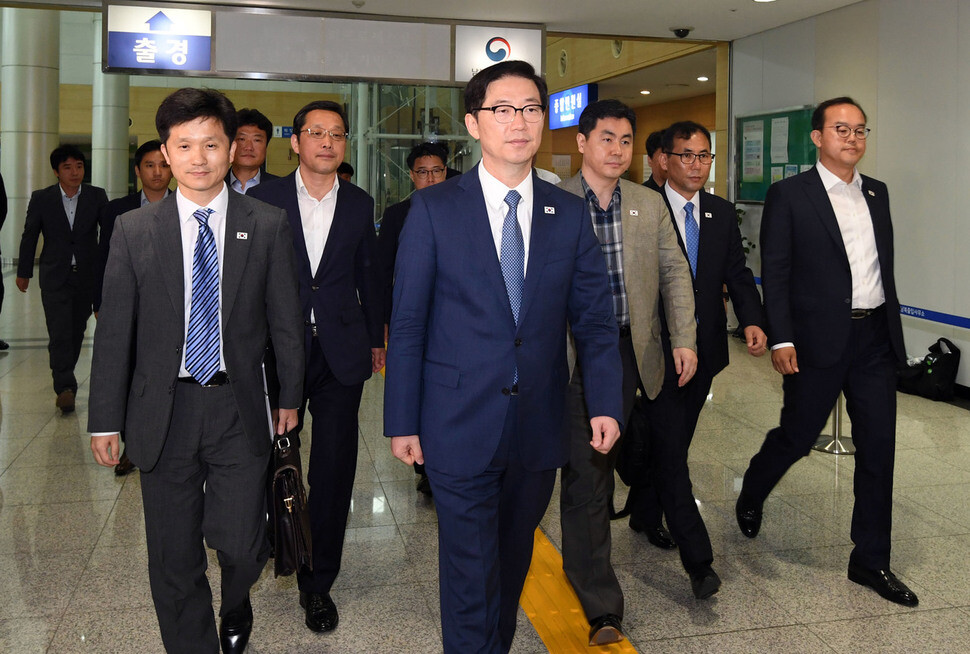 South Korean Vice Minister of Unification Chun Hae-sung and the other 13 members of the advancement team head to North Korea through South Korea‘s CIQ (Customs