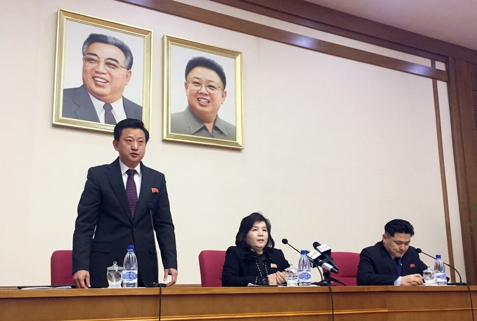 North Korean Vice Foreign Minister Choe Son-hui (center) gives a press conference with foreign ministers and international reporters in Pyongyang on Mar. 15. To the right is Choe’s translator and on the left is someone who was identified as the “vice director” of North Korea’s foreign ministry but has yet to be identified. (AP/Yonhap News)