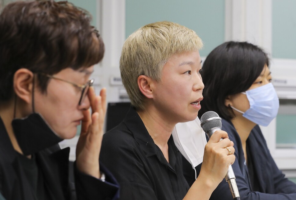 7월13일 서울 한국여성의전화에서 열린 기자회견에서 김재련 변호사가 사건의 경위를 설명하고 있다. 공동취재사진단