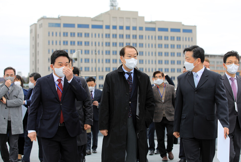 권영세 대통령직인수위원회 부위원장과 인수위원들이 2022년 3월18일 오후 대통령 집무실 후보지인 서울 용산구 국방부 청사를 살피고 있다. 공동취재사진