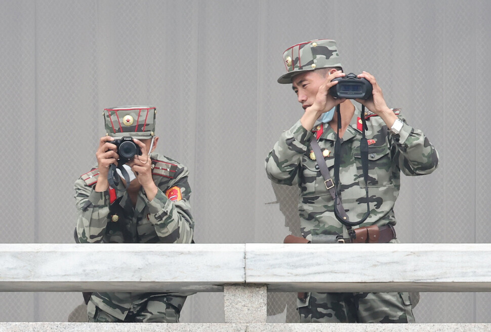 Soldiers on duty at North Korea’s Panmungak conversing while they monitor US Ambassador to the UN Linda Thomas-Greenfield’s visit to the Joint Security Area (JSA) on Tuesday morning. (Kim Hye-yun/The Hankyoreh)