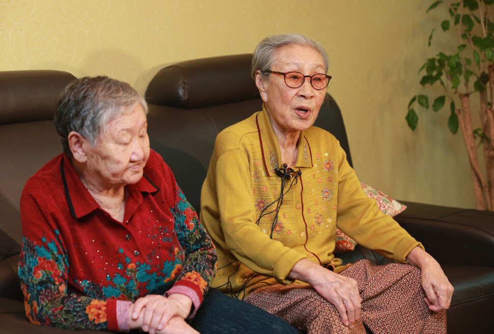 Former comfort women Kim Bok-dong (right) and Gil Won-ok express their views on the Reconciliation and Healing Foundation for comfort women
