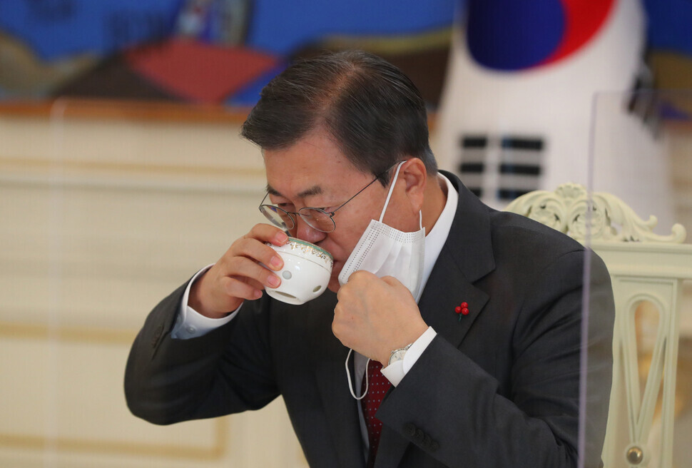 South Korean President Moon Jae-in sips on tea during a meeting with key government officials at the Blue House on Dec. 22. (Blue House photo pool)