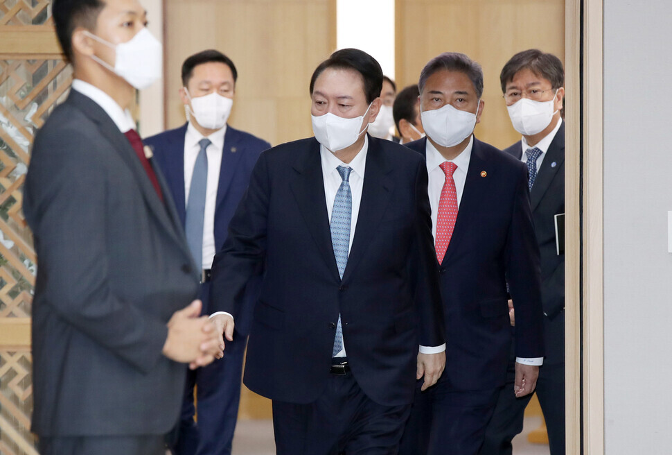 President Yoon Suk-yeol heads into a Cabinet meeting on Sept. 27 at the government complex in Sejong. (Yonhap)