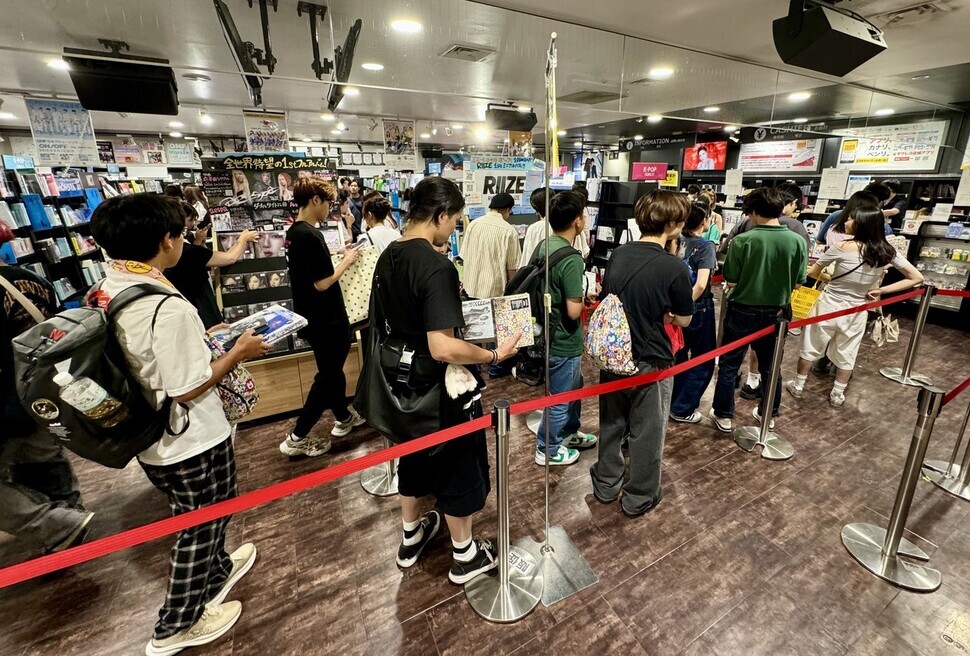 Customers wait in line at Tower Records in Tokyo’s Shibuya to purchase NewJeans albums on June 27, 2024. (Suh Jung-min/Hankyoreh)