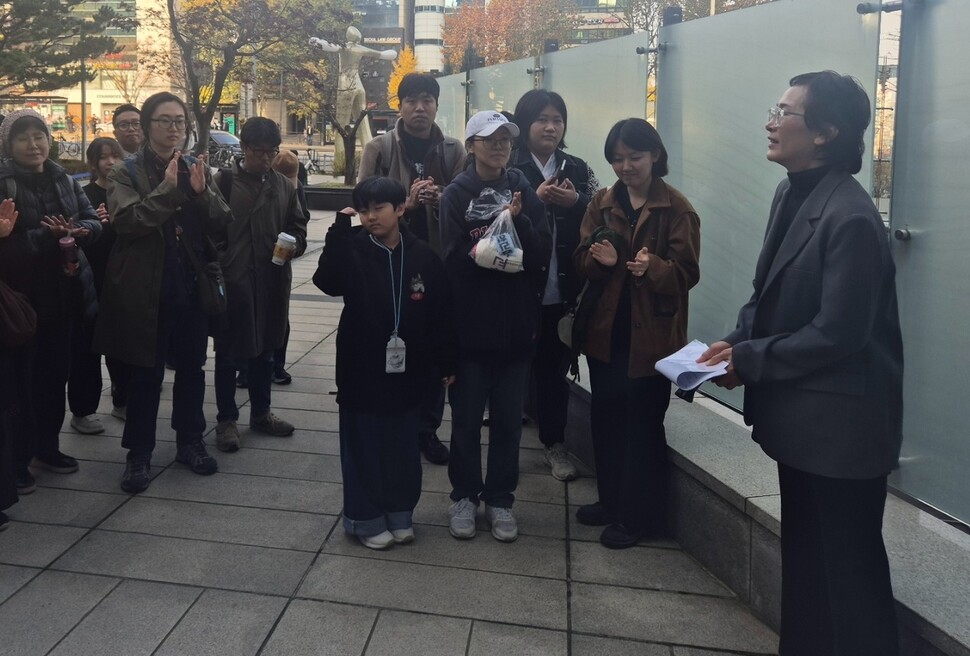 A학교 성폭력을 문제 제기한 지혜복(맨 오른쪽) 교사가 2025년 11월13일 서울 서초구 서울행정법원 앞에서 결심공판을 마치고 연대 시민들과 이야기 나누고 있다. 스승의 날에 삭발한 머리는 다시 자랐지만 복직은 여전히 멀다. 신다은 기자