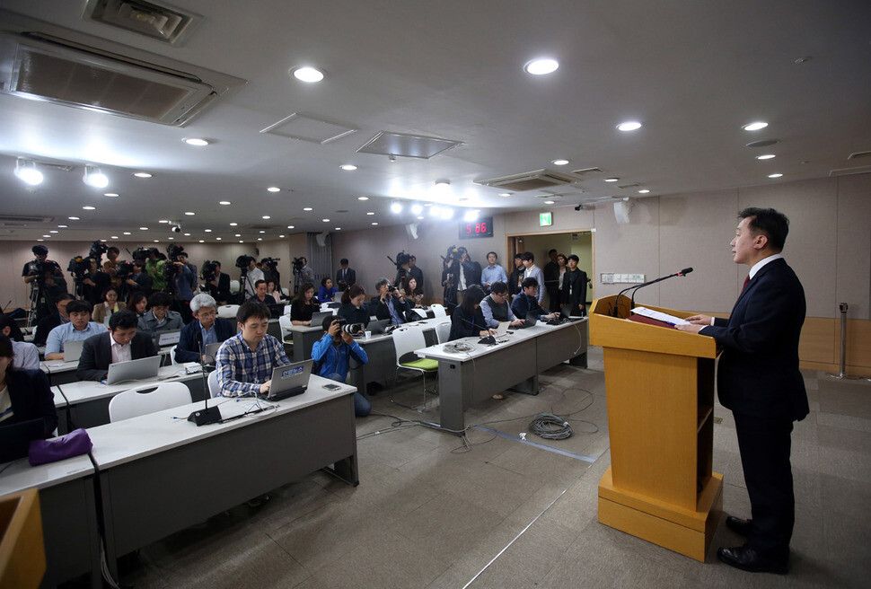 Ministry of Unification spokesman Jeong Joon-hee briefs reporters on the group defection of North Korean restaurant workers