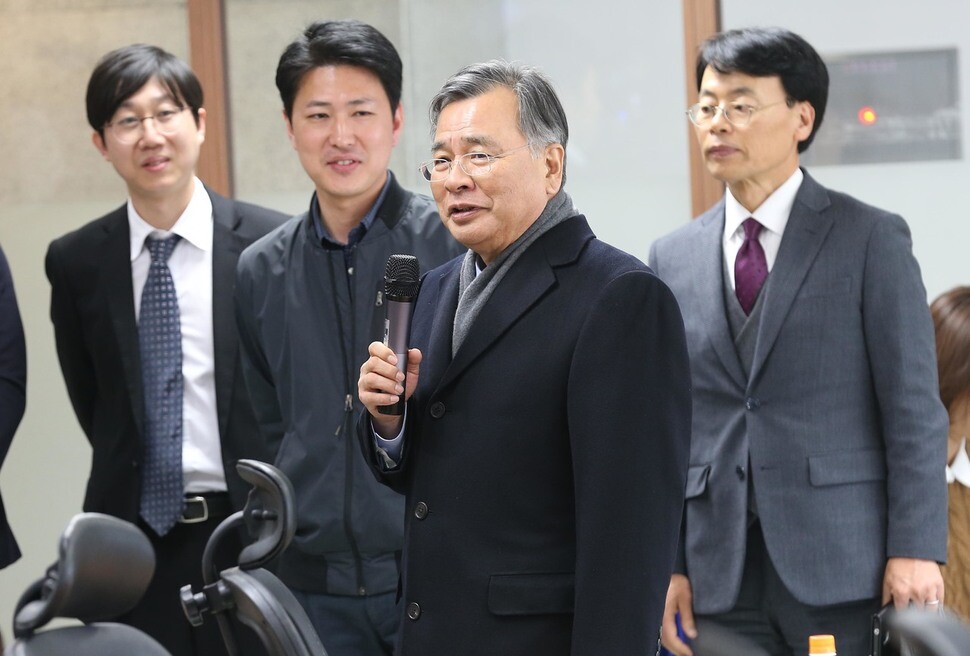 Special prosecutor Park Young-soo talks with reporters at his office in Seoul’s Gangnam district
