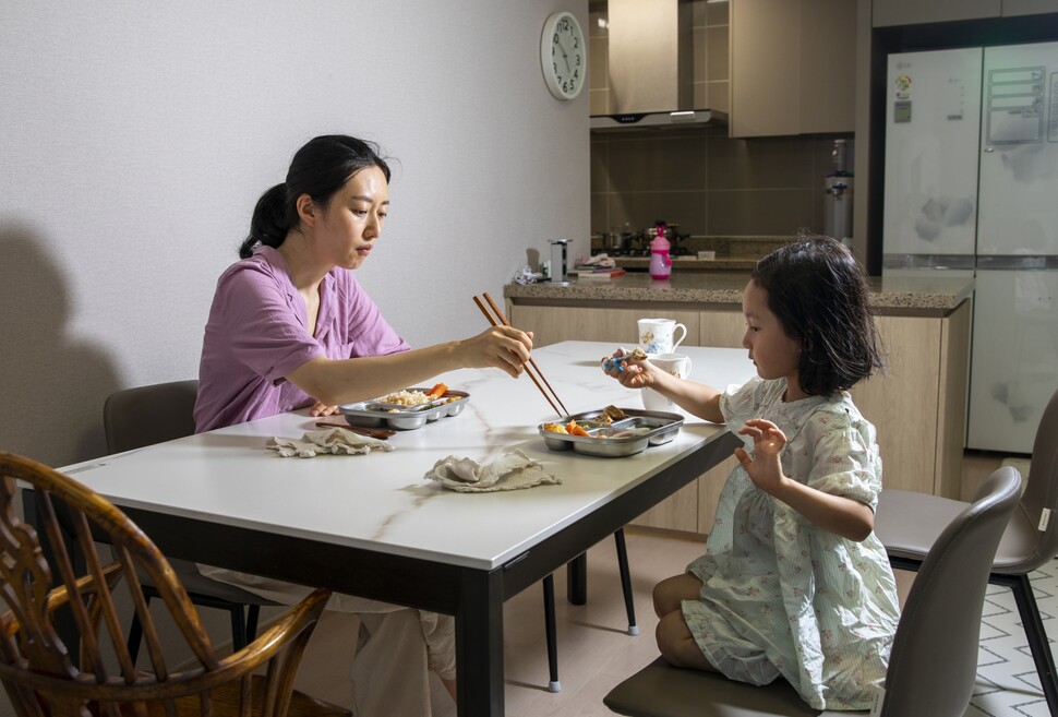 경기도 용인에 사는 윤송이씨가 2022년 7월5일 아이와 함께 채식 식단으로 저녁 식사를 하고 있다. 김진수 선임기자