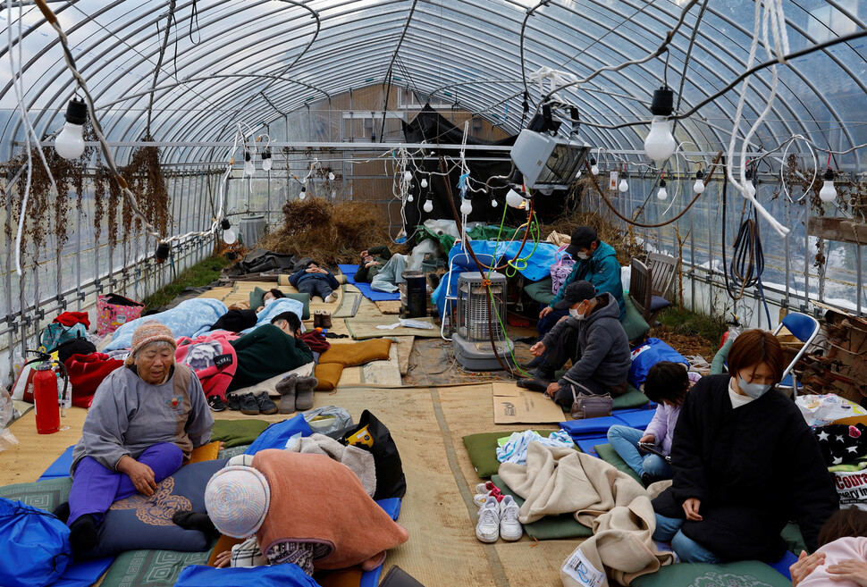 지진 발생 이틀째인 1월2일 대피소로 개조된 비닐하우스에서 지내는 이시카와현 와지마시 주민들.