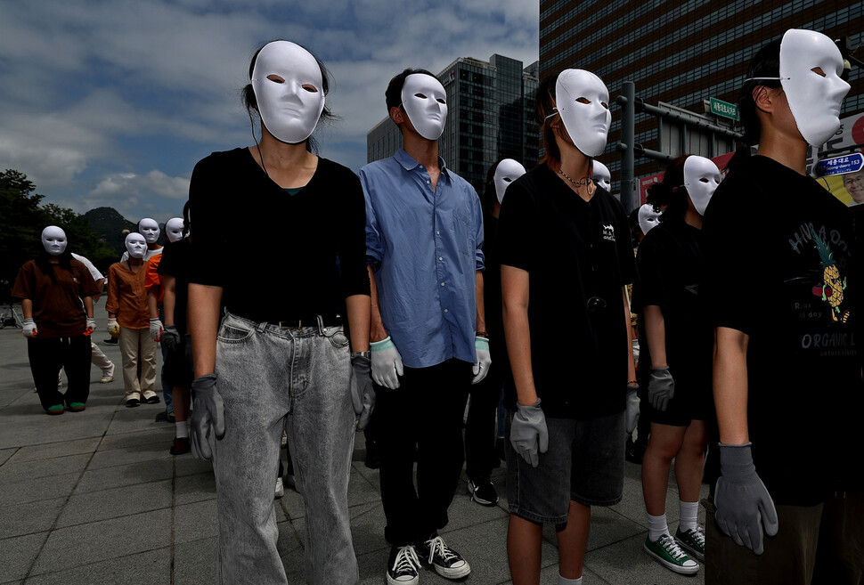 제26회 ‘세계 생물다양성의 날’인 2025년 5월22일 오전 서울 종로구 광화문광장 횡단보도에서 시민과 전문 무용수 등 총 47명이 다섯 팀으로 나뉘어 ‘자연의 권리’를 몸짓으로 표현하는 ‘공생2’를 선보였다. 공연을 마친 참가자들이 동물의 권리 또한 안전하게 보호받아야 함을 알리기 위해, 세종로 네거리 횡단보도를 네 발로 건너는 행위극을 준비하고 있다.