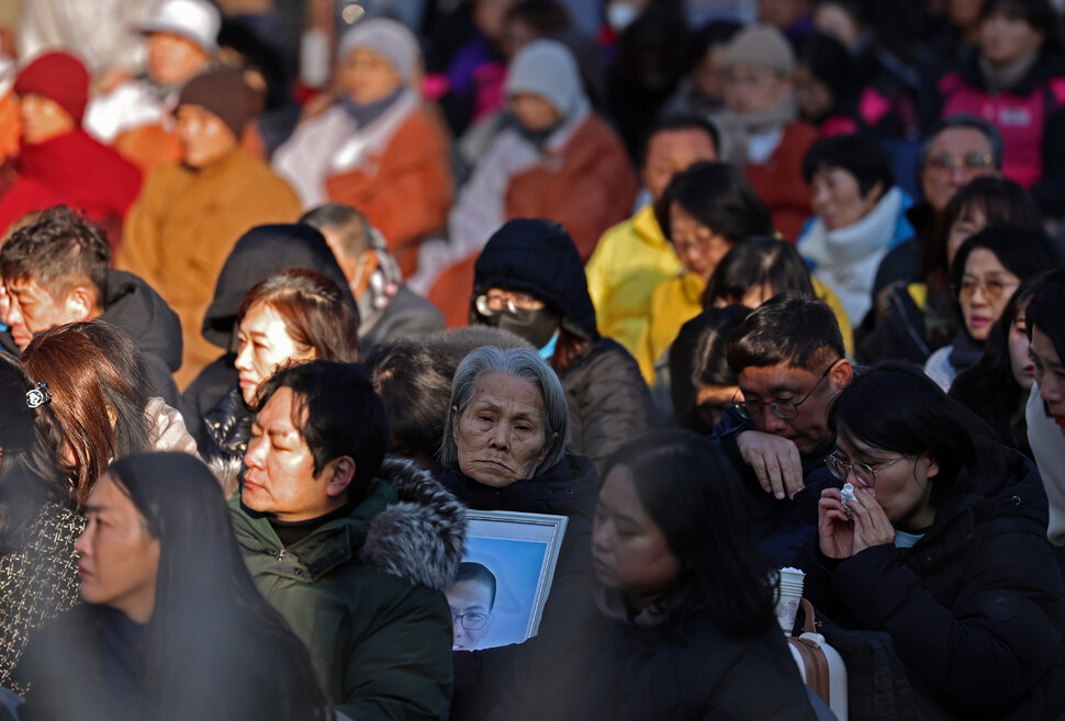2년 전 디엘이앤씨 건설 현장에서 일하다 추락해 사망한 강보경씨의 어머니 이숙련씨가 영정 사진을 들고 있다.