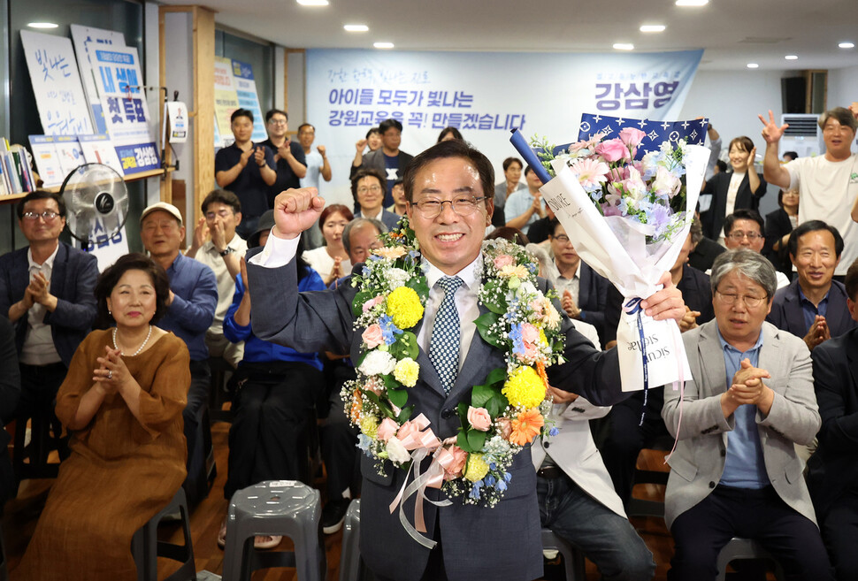 강삼영 강원특별자치도교육감 당선자가 6월4일 춘천시 퇴계동 선거사무소에서 개표 방송을 지켜보던 중 당선이 유력시되자 기뻐하고 있다. 연합뉴스