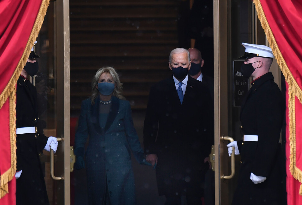 2021년 1월20일(현지시각) 오전 조 바이든 미국 대통령 당선자가 워싱턴 연방의회 앞에서 열린 제46대 대통령 취임식에 참석하기 위해 부인 질과 함께 의사당 안에서 걸어나오고 있다. AFP 연합뉴스