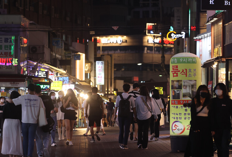 2021년 7월6일 서울 마포구 서교동 ‘홍대거리’는 붐볐다. 이날 하루 코로나19 확진자 수는 1212명(국외 유입 포함)으로 집계됐다. 연합뉴스