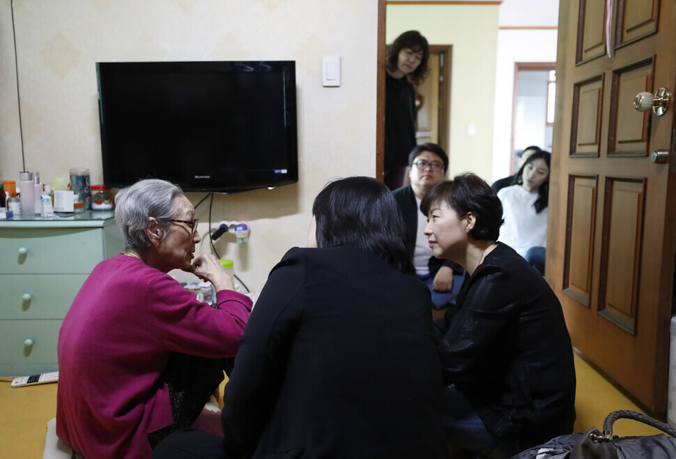Kim Bok-dong speaks to visitors in her room who came to celebrate her 93rd birthday on April 26, 2018. (Lee Jeong-a/The Hankyoreh)