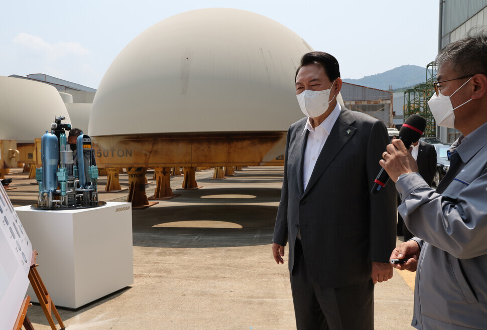 President Yoon Suk-yeol takes a tour of Doosan Enerbility in Changwon, South Gyeongsang Province, on June 22, 2022. (pool photo)