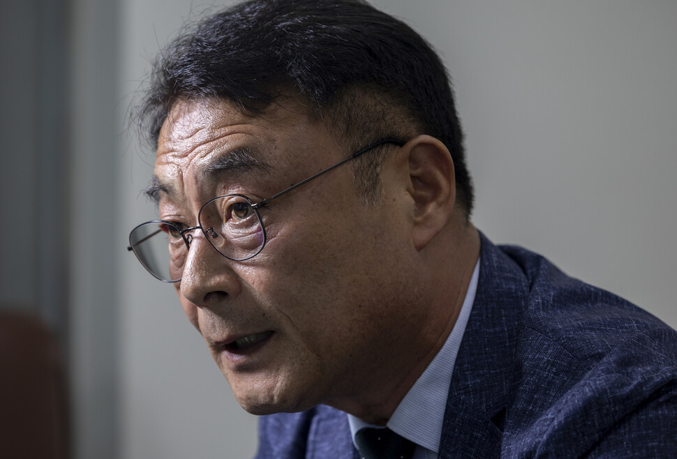 2025년 8월1일 양명석 여자축구연맹 회장이 한겨레21과 인터뷰하고 있다. 창녕(경남)=김진수 선임기자 jsk@hani.co.kr