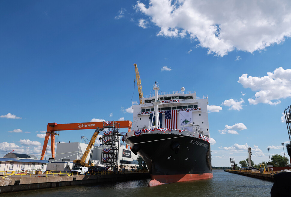 2025년 8월26일(현지시각) 미국 필라델피아의 한화 필리조선소 크레인 옆으로 명명식을 하는 ‘스테이트 오브 메인'호가 떠 있다. 이 선박은 미국 해양청이 발주한 국가 안보 다목적 선박(NSMV) 5척 중 3호선이다. 연합뉴스