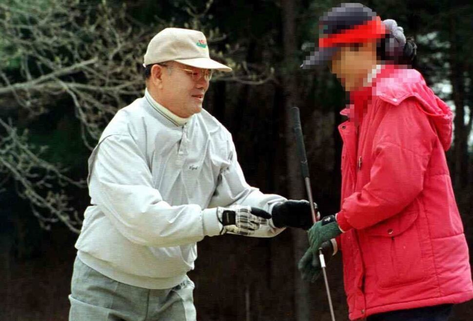 Ex-president Chun Doo-hwan playing golf in 1999 in Gyeonggi Province. (Hankyoreh archives)