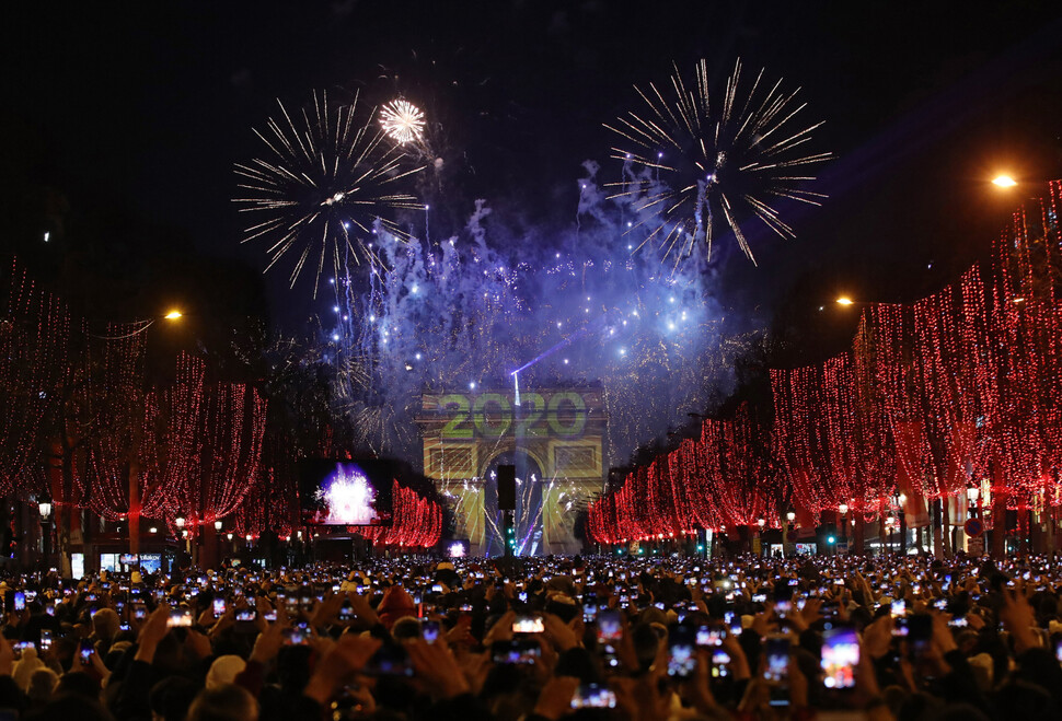 프랑스 파리 샹젤리제 거리에서 1월1일 열린 새해 축하 불꽃놀이.