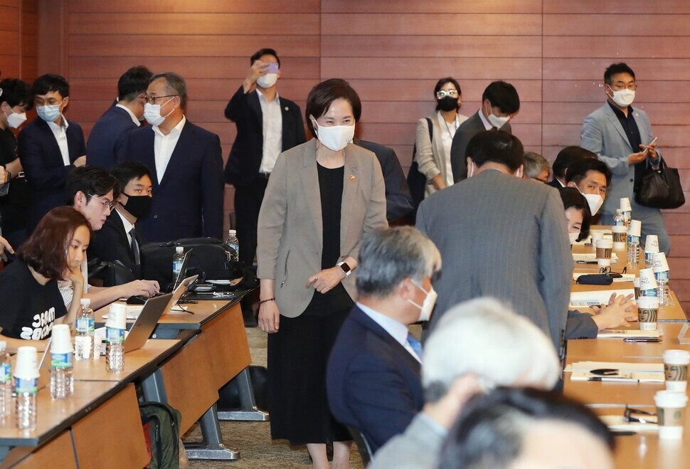 South Korean Education Minister Yoo Eun-hae meets with university presidents in a meeting on post-corona education on July 3. (provided by the Ministry of Education)