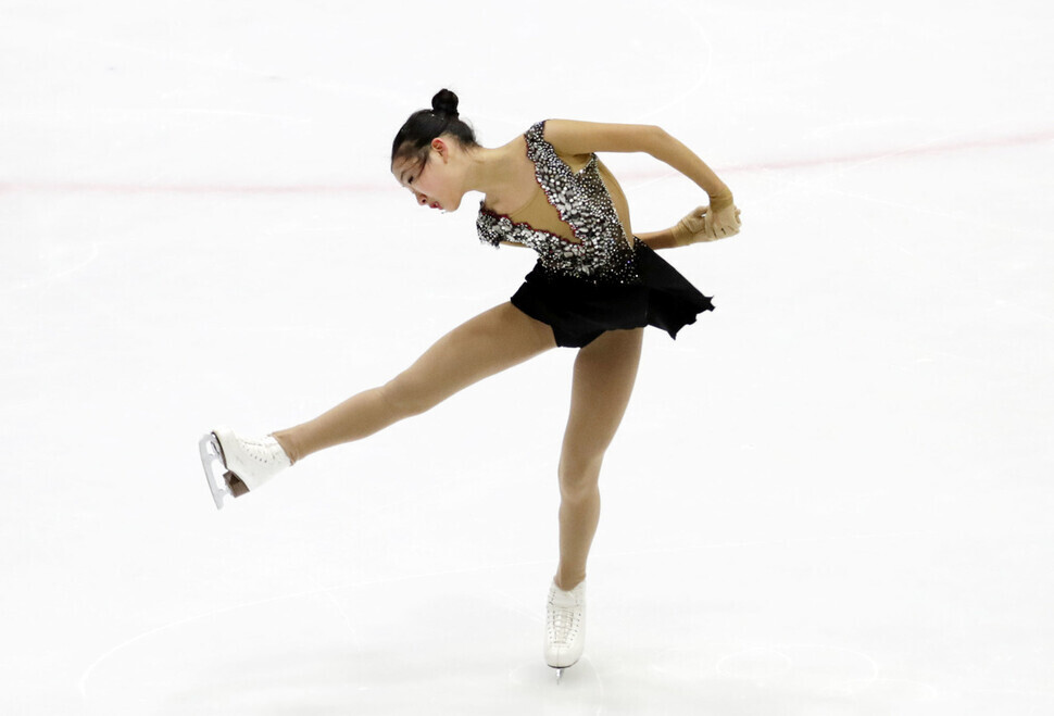 Hwang Ji-young, who competes in the junior ladies’ singles event, performs her program at the 2021 South Korean Figure Skating Championships at Uijeongbu Sports Complex on Feb. 24. (Kim Hye-yun)