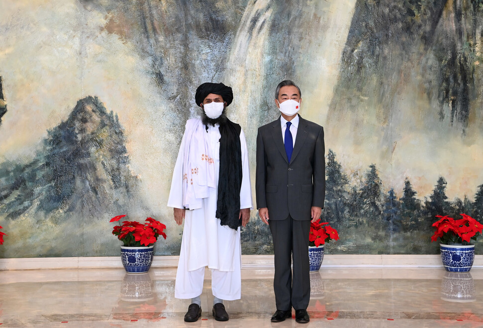 2021년 7월 중국의 왕이 외교부장(오른쪽)이 중국 톈진을 방문한 아프가니스탄 탈레반 창설자이자 지도자인 압둘 가니 바라다르와 만나고 있다. 신화 연합뉴스
