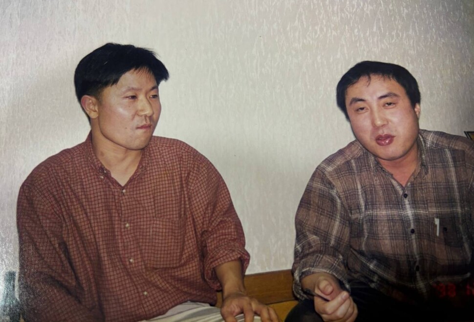 1998년 12월 <당대비평> 워크숍에서 손경목 문학평론가(오른쪽)와 함께. 홍승권 제공