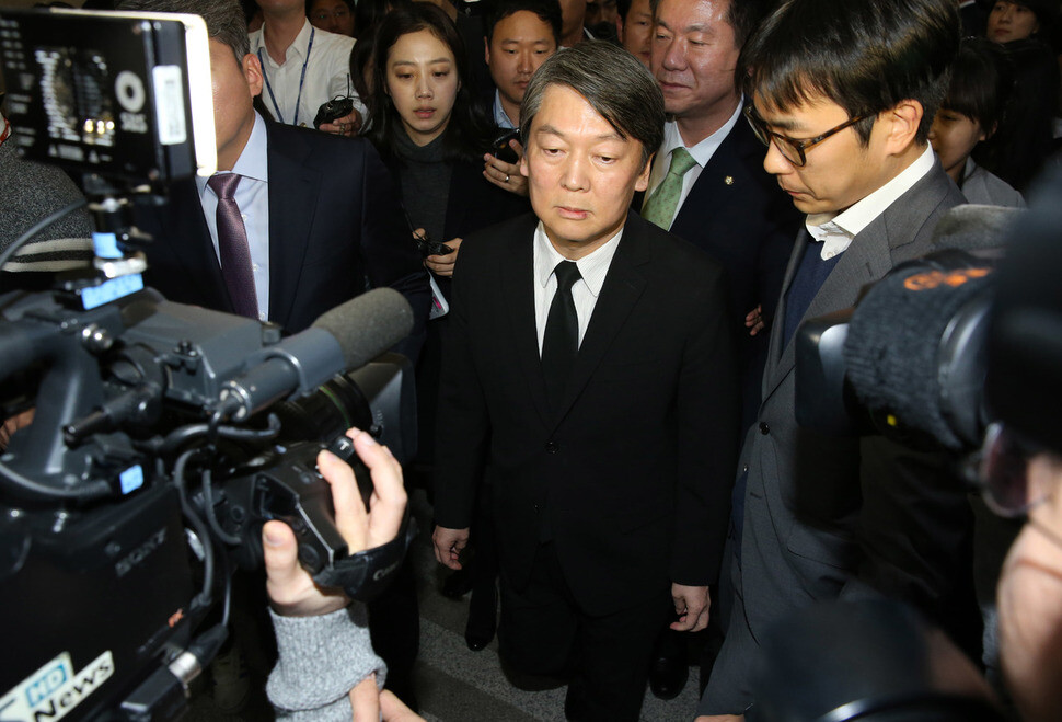 Former People’s Party leader Ahn Cheol-soo calls on President Park Geun-hye to step down during a press conference at the National Assembly in Seoul