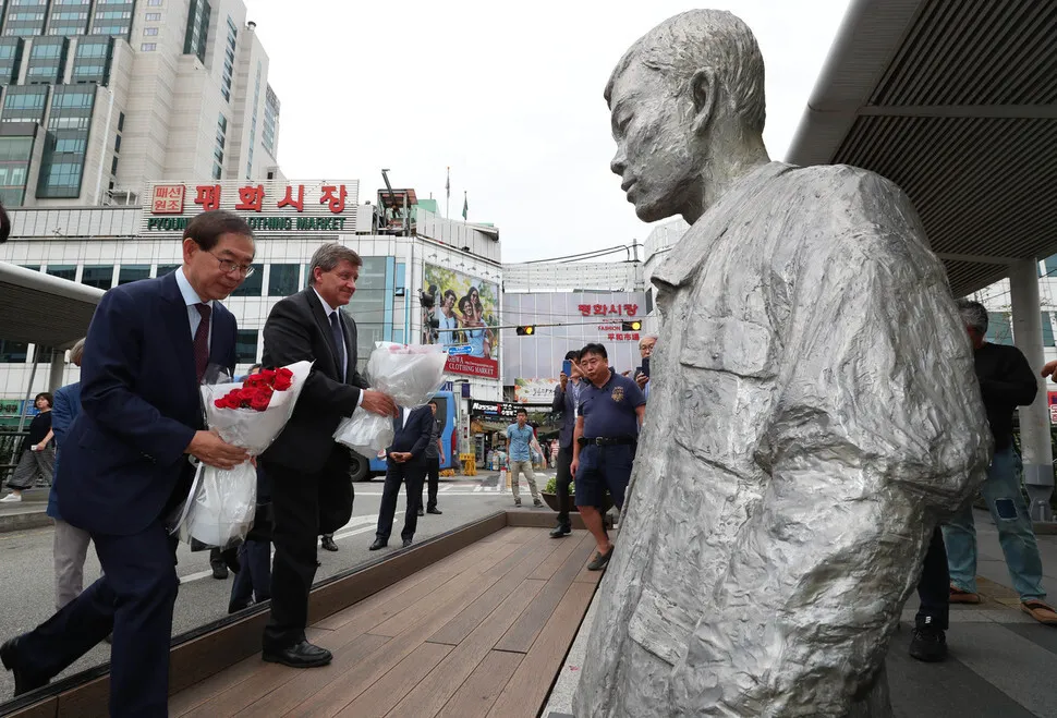 [Photo] Paying respects to a fallen labor activist