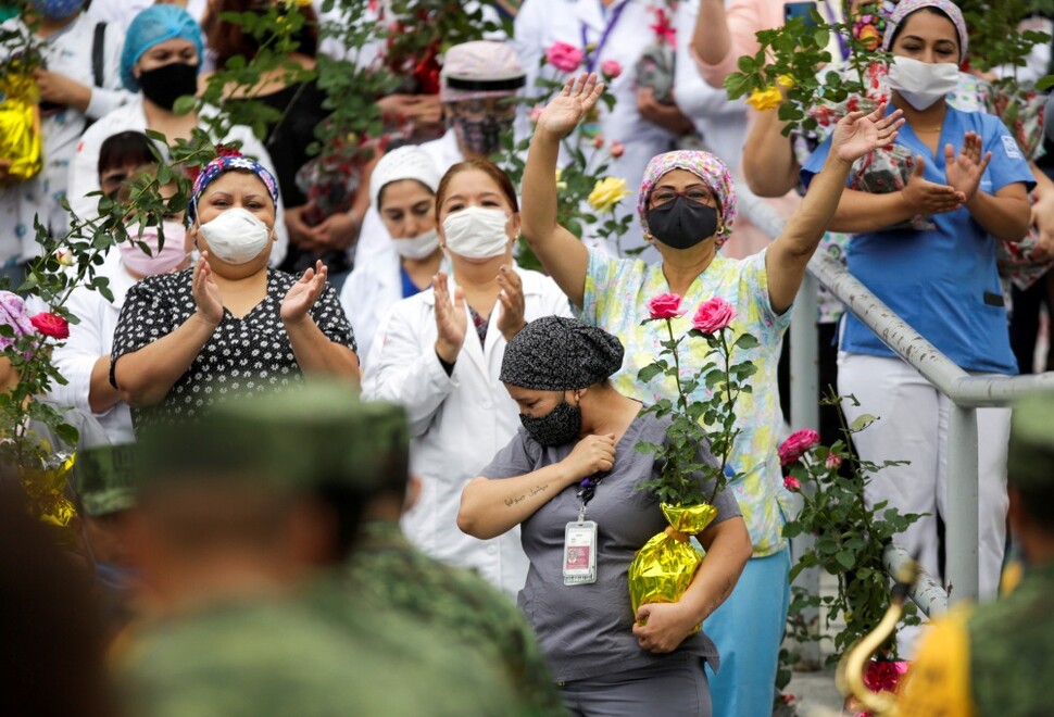 5월10일 ‘어머니의 날’을 맞아 멕시코 몬테레이의 한 병원에서 열린 축하 행사에서 장미꽃을 선물받은 의사, 간호사 등 여성 의료진이 멕시코 군악대의 축하 연주에 손뼉을 치며 즐기고 있다.