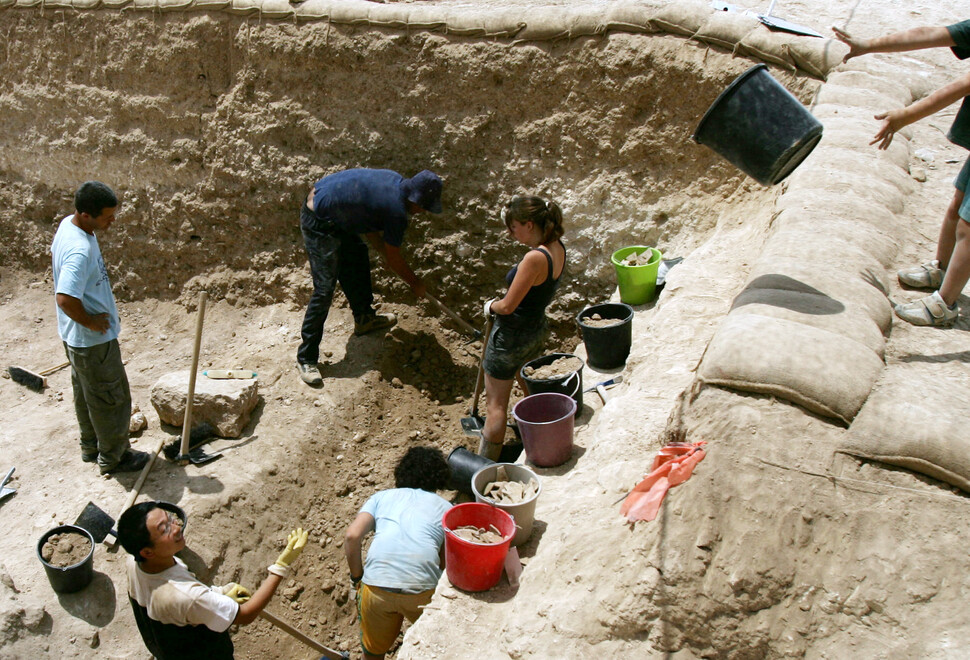2006년 8월 이스라엘 예루살렘 인근 고대 유적지에서 학생들과 자원봉사자들이 고고학 발굴 작업을 하고 있다. REUTERS