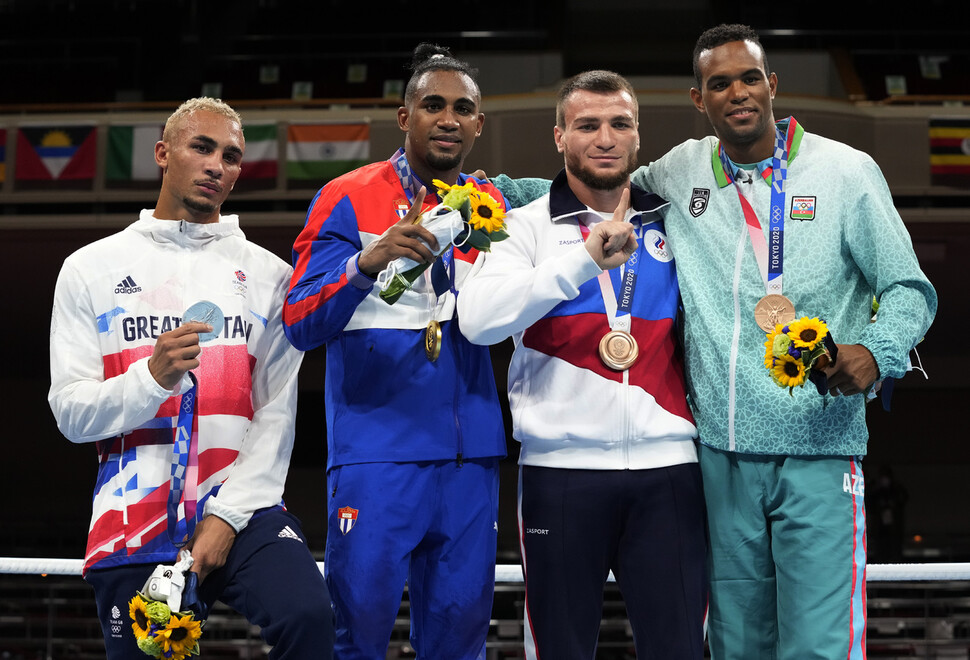 영국 복서 벤저민 휘터커(맨 왼쪽)가 시상식에서 은메달을 들고 사진 촬영에 임하고 있다. AP/연합뉴스