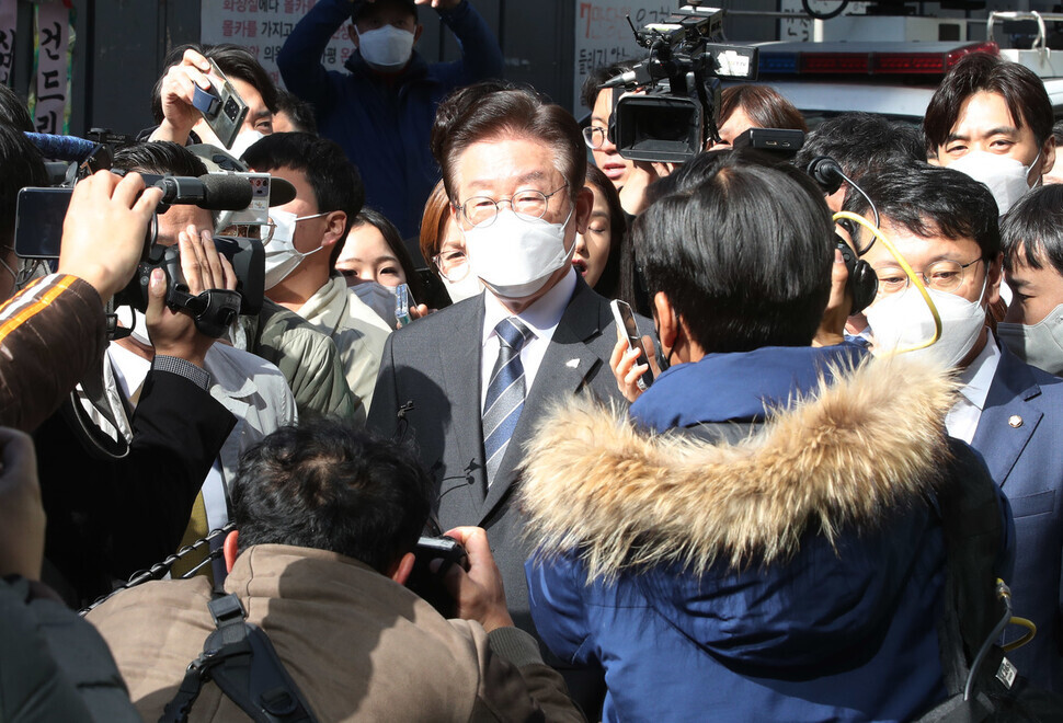 Lee Jae-myung, the leader of Korea’s main opposition Democratic Party, enters his party’s headquarters in Yeouido, Seoul, on Oct. 24 while it was being raided by prosecutors. (Shin So-young/The Hankyoreh)