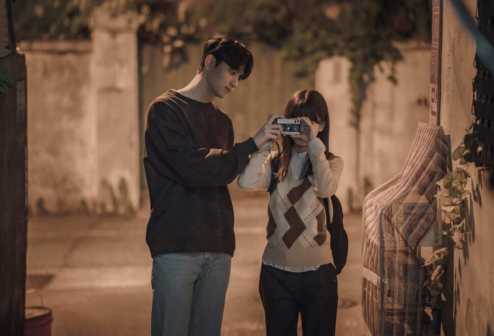 상연의 오빠 천상학이 골목길에서 은중에게 카메라 뷰파인더로 세상을 보여주고 있다. 넷플릭스 제공