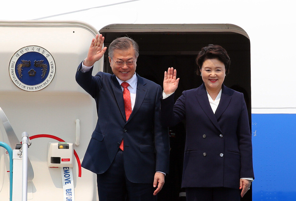 President Moon Jae-in and his wife Kim Jung-sook wave as they arrive at Noi Bai International Airport in Hanoi on Mar. 22. (Blue House Photo Pool)