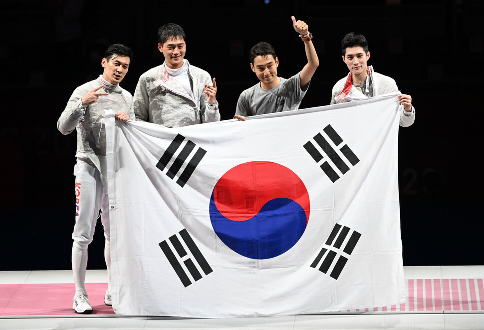 구본길, 오상욱, 김정환, 김준호(왼쪽부터)로 구성된 펜싱 남자 대표팀은 사브르 올림픽 2연패에 성공했다. 지바/올림픽사진공동취재단