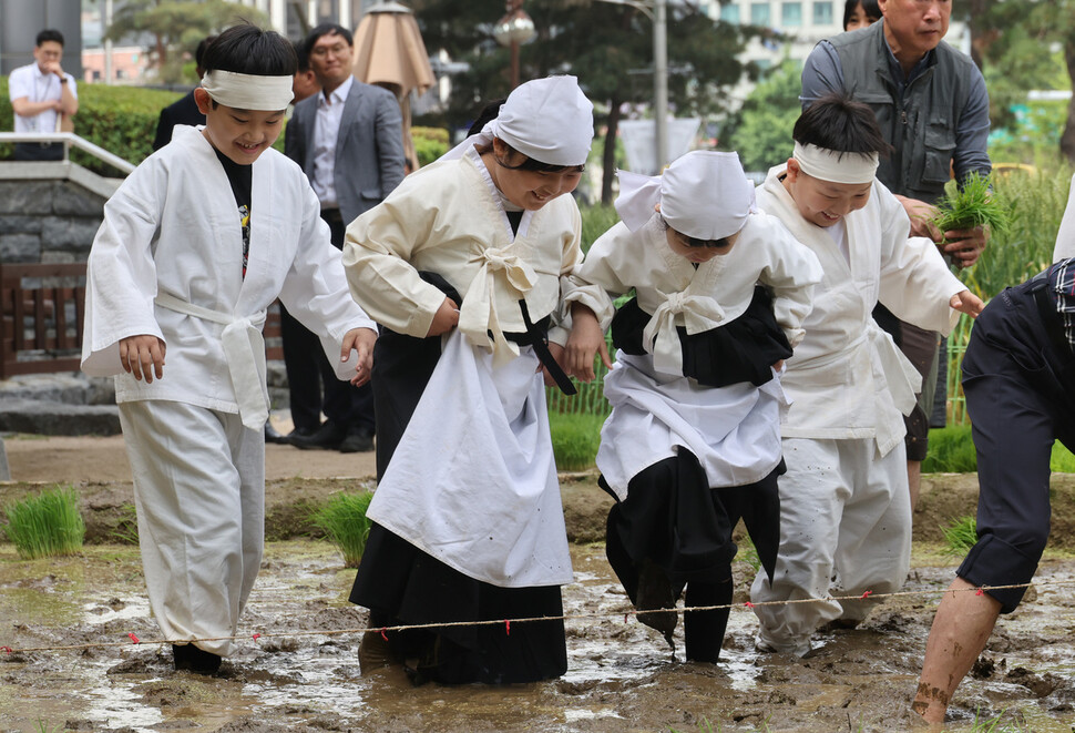 서울 미동초등학교 3학년 학생들이 농업박물관 앞 야외농장에 웃으며 들어가고 있다. 김혜윤 기자