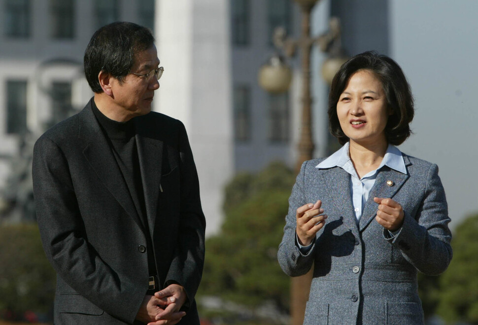 홍세화 <한겨레> 기획위원이 2003년 11월17일 추미애 당시 민주당 의원과 대담하고 있다. 한겨레 강창광 선임기자