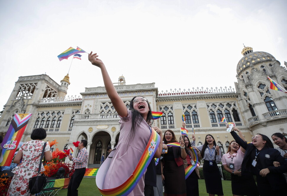 타이 공무원들이 2024년 6월18일 방콕 정부청사에서 열린 혼인평등법 기념 공식 행사에서 법안 통과를 축하하고 있다. EPA 연합뉴스